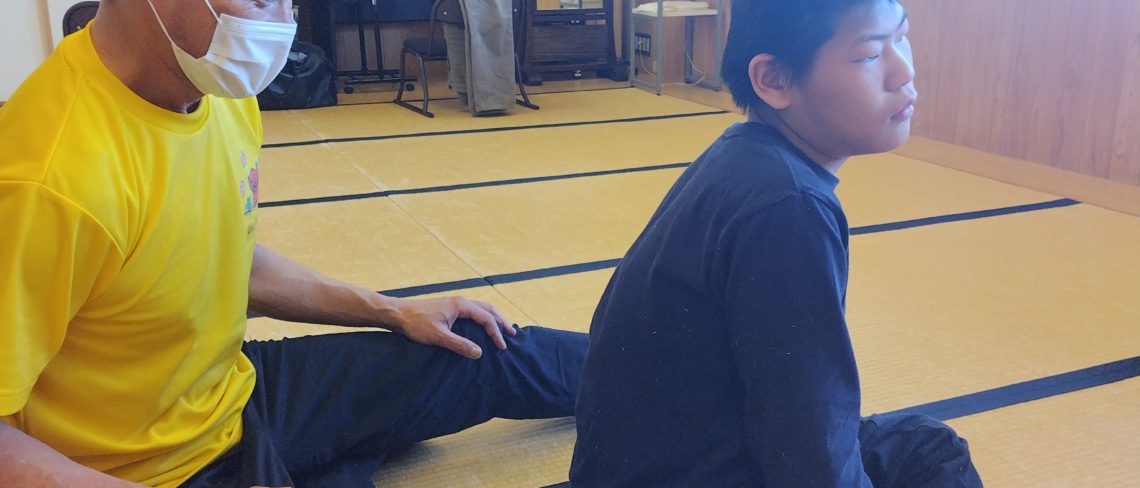 動作法の様子(あぐら座位)
